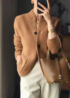 Cardigan feminino tricot texturizado gola alta com botões de contraste