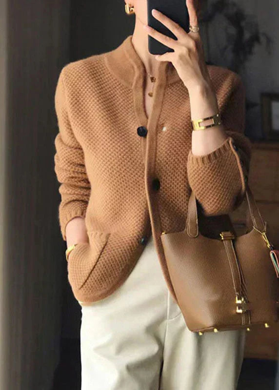 Cardigan feminino tricot texturizado gola alta com botões de contraste