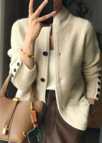 Cardigan feminino tricot texturizado gola alta com botões de contraste