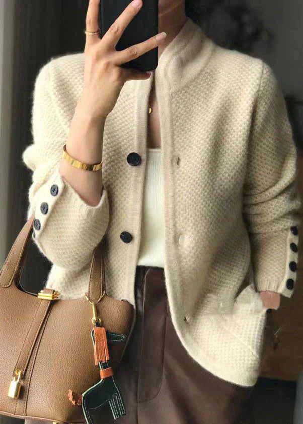 Cardigan feminino tricot texturizado gola alta com botões de contraste