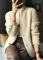 Cardigan feminino tricot texturizado gola alta com botões de contraste