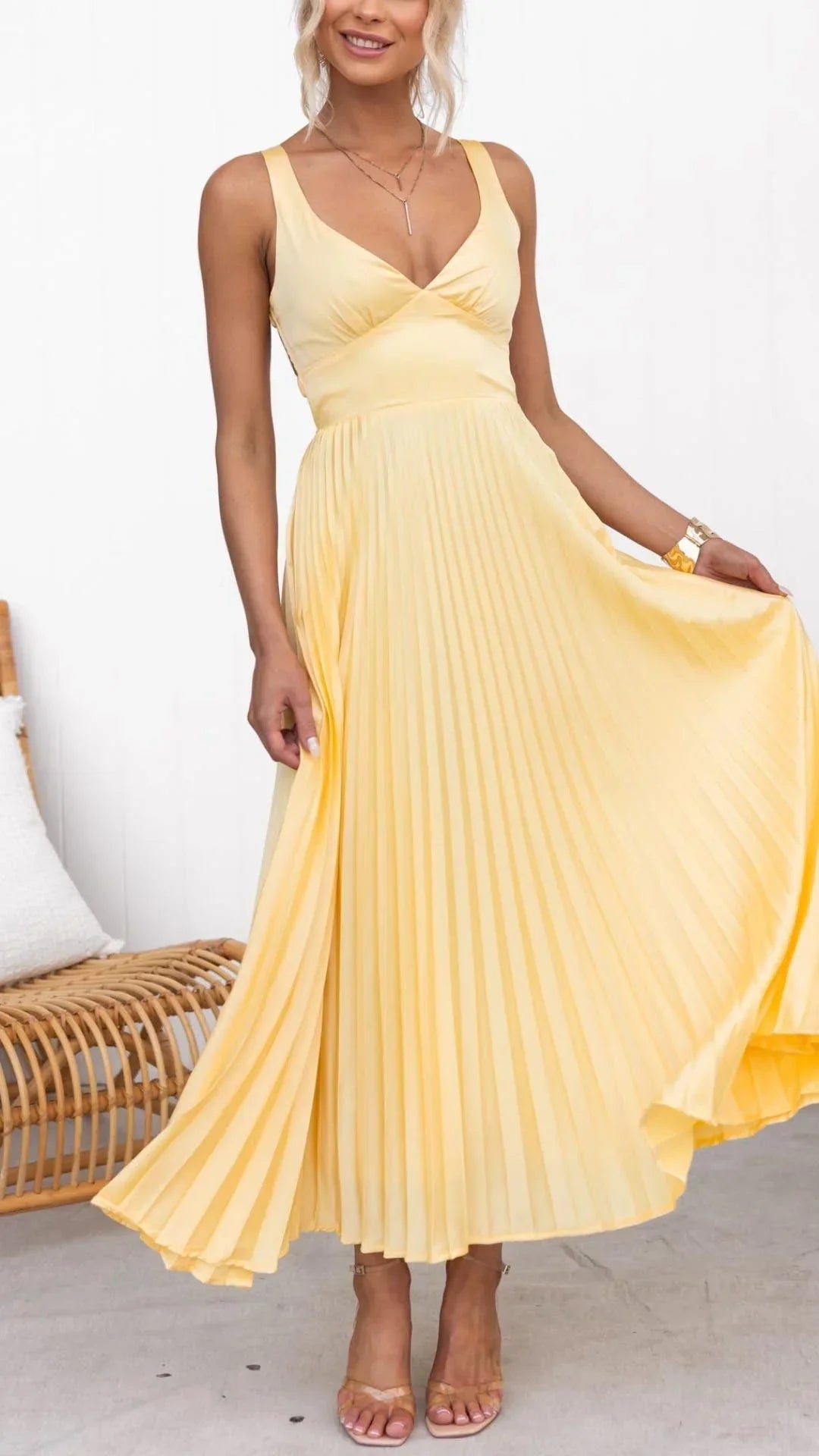 Vestido maxi plissado decote em V feminino amarelo com alças cruzadas ajustáveis