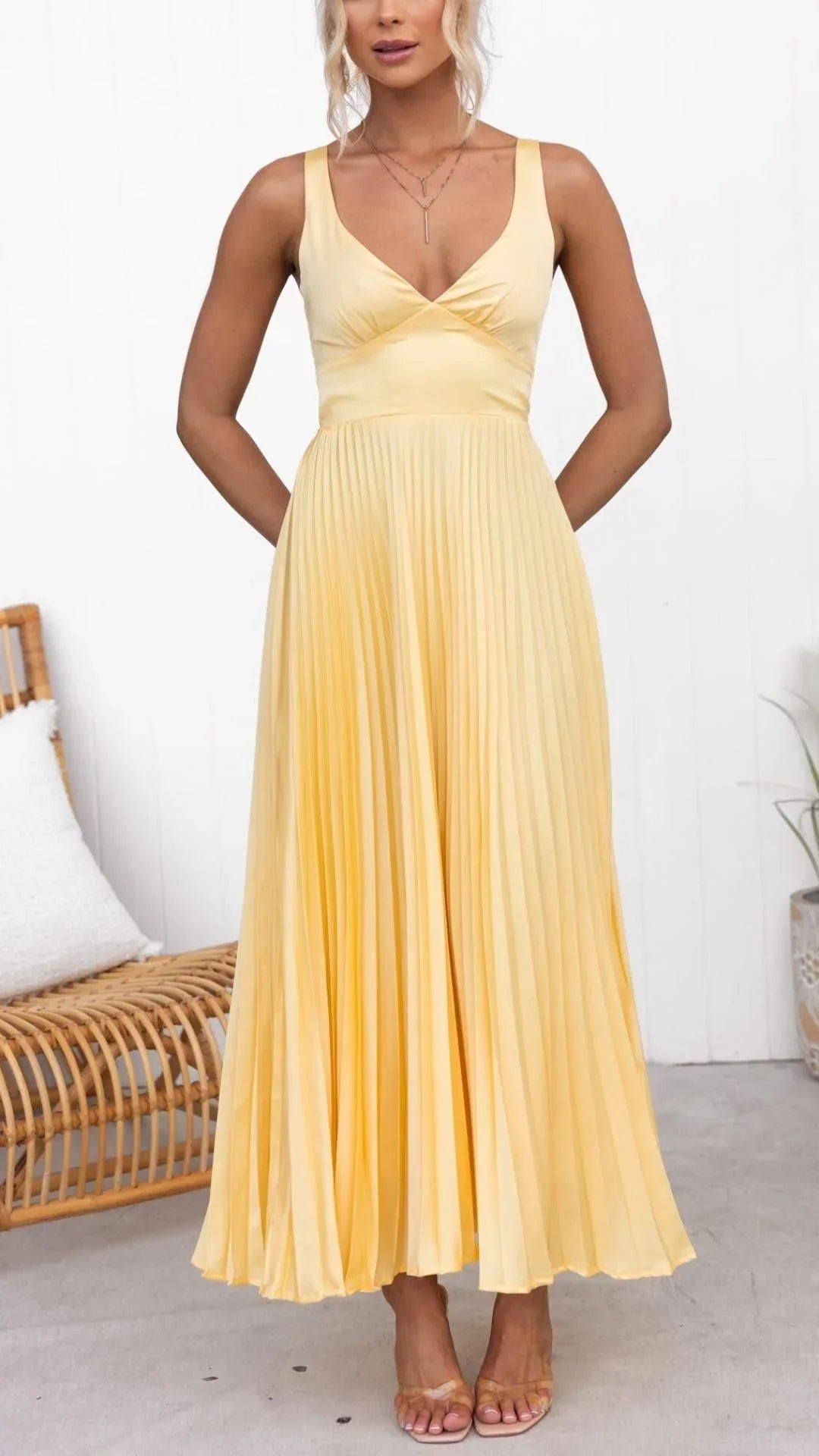 Vestido maxi plissado decote em V feminino amarelo com alças cruzadas ajustáveis