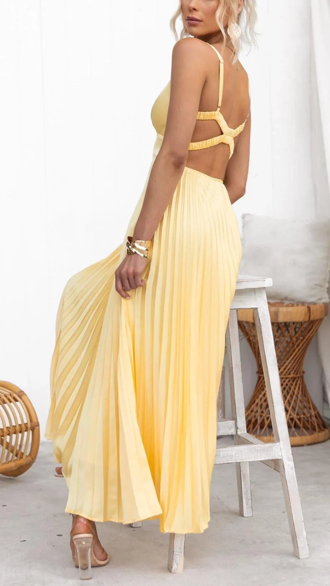 Vestido maxi plissado decote em V feminino amarelo com alças cruzadas ajustáveis