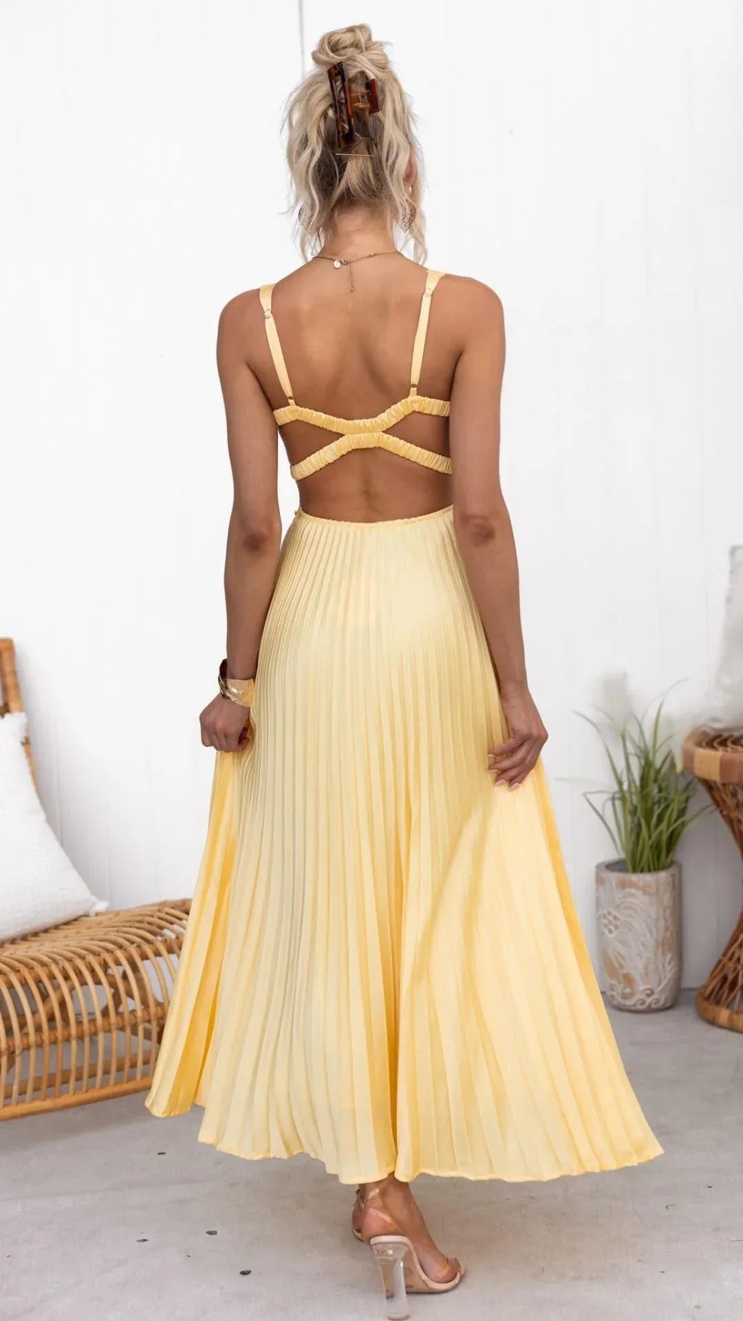 Vestido maxi plissado decote em V feminino amarelo com alças cruzadas ajustáveis
