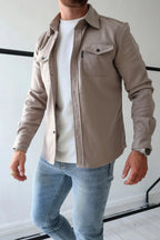 Camisa jaqueta masculina com bolsos no peito e fecho de botões