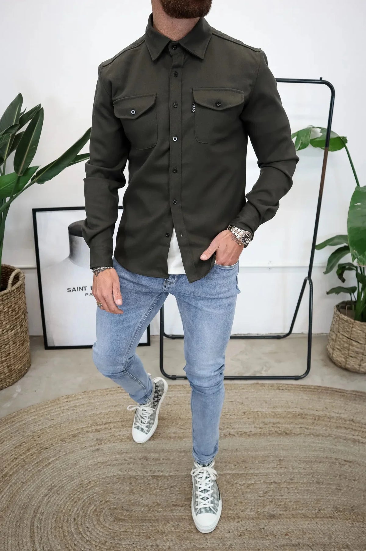 Camisa jaqueta masculina com bolsos no peito e fecho de botões