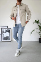 Camisa jaqueta masculina com bolsos no peito e fecho de botões