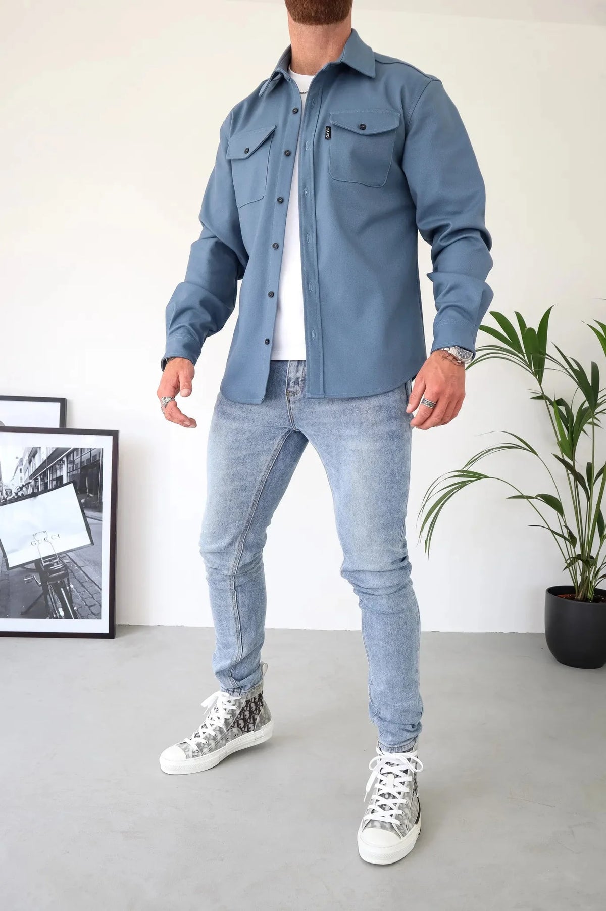 Camisa jaqueta masculina com bolsos no peito e fecho de botões