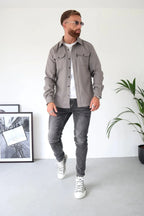 Camisa jaqueta masculina com bolsos no peito e fecho de botões