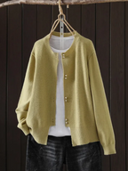 Cardigan feminino com botões caimento relaxado disponível em várias cores