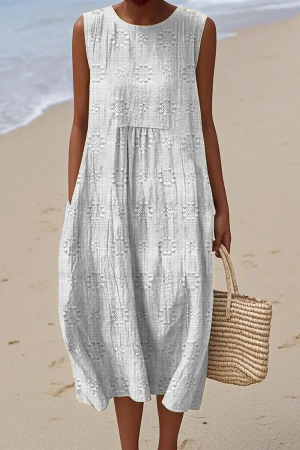 Vestido midi feminino sem mangas com bordado floral tonal e silhueta folgada