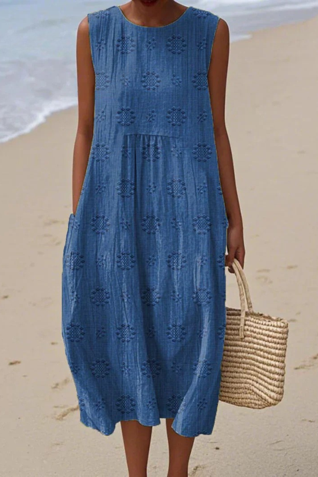 Vestido midi feminino sem mangas com bordado floral tonal e silhueta folgada