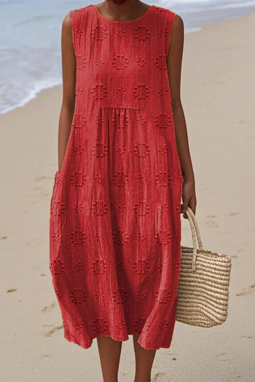 Vestido midi feminino sem mangas com bordado floral tonal e silhueta folgada
