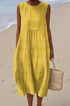 Vestido midi feminino sem mangas com bordado floral tonal e silhueta folgada