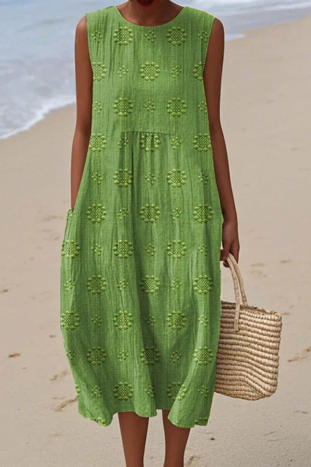 Vestido midi feminino sem mangas com bordado floral tonal e silhueta folgada