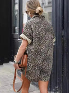 Macacão curto feminino estampa leopardo manga curta corte amplo