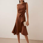 Vestido midi feminino drapeado assimétrico sem mangas silhueta evasê