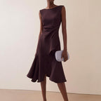 Vestido midi feminino drapeado assimétrico sem mangas silhueta evasê