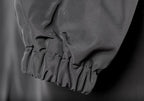 Impermeável feminino com capuz oversize respirável corte urbano