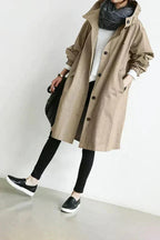 Impermeável feminino com capuz oversize respirável corte urbano