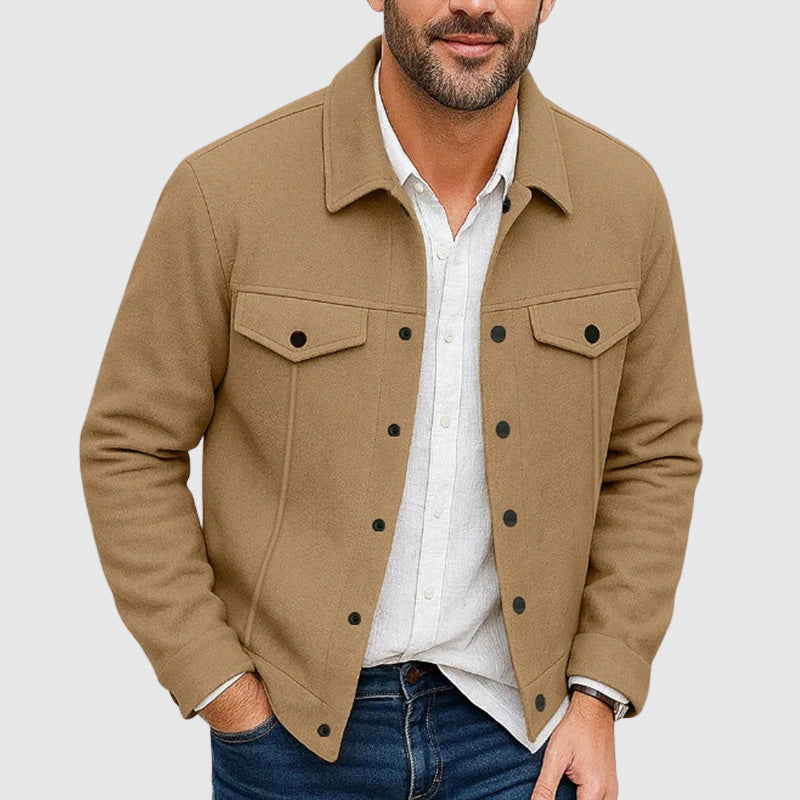 Camisa jaqueta masculina com colarinho e bolsos no peito corte regular