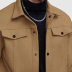 Camisa jaqueta masculina com colarinho e bolsos no peito corte regular