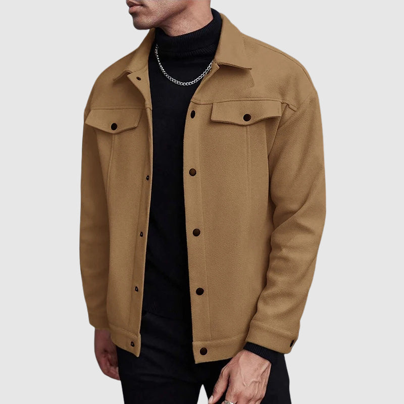 Camisa jaqueta masculina com colarinho e bolsos no peito corte regular