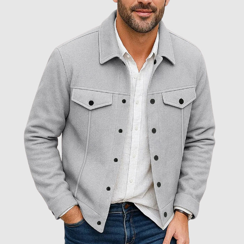 Camisa jaqueta masculina com colarinho e bolsos no peito corte regular