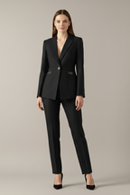 Conjunto feminino blazer e calça reta com botão, visual elegante e estruturado