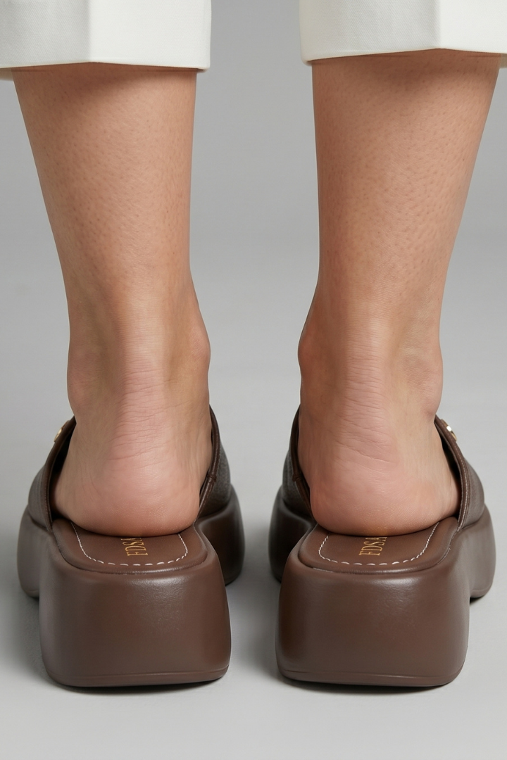 Chinelos femininos bico aberto plataforma slip-on com interior forrado em couro