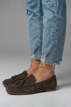 Mocassins femininos lisos com detalhe de franja e acabamento efeito couro