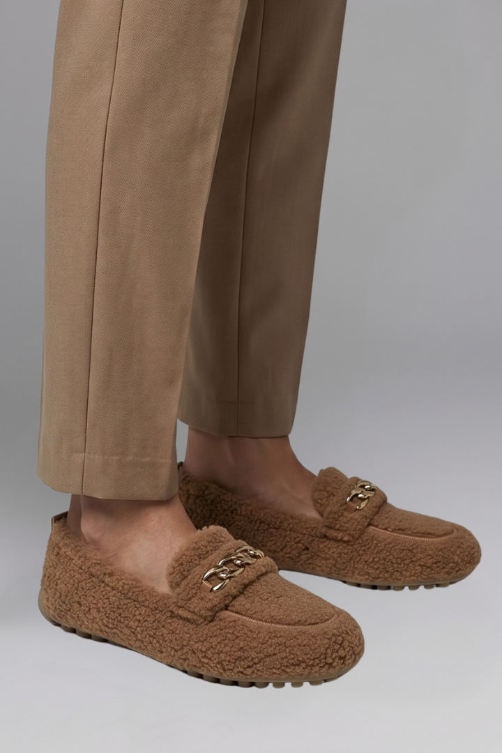 Mocassins femininos slip on com forro polar e corrente decorativa para inverno