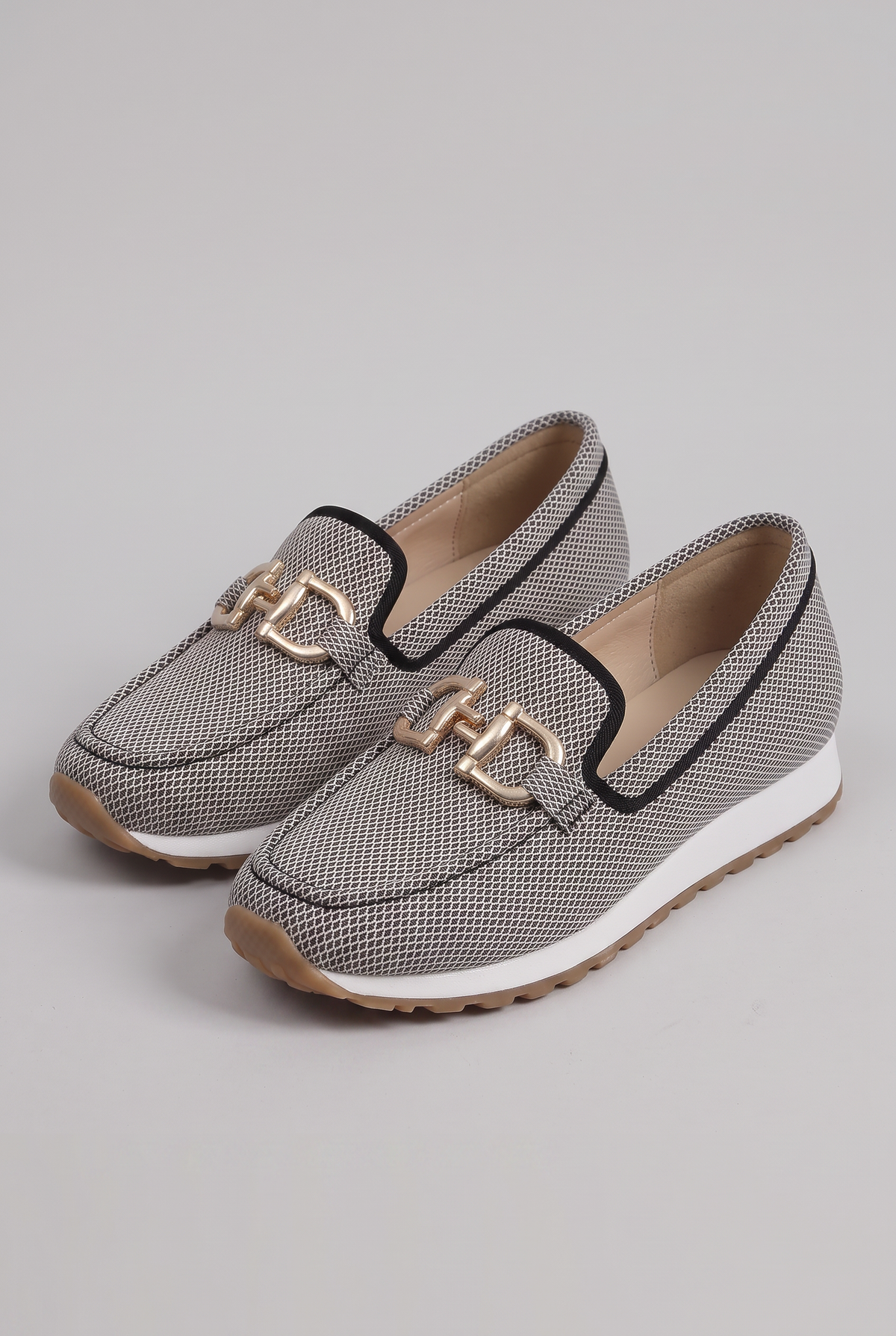 Mocassins femininos mesh texturizado slip-on com hardware metálico decorativo