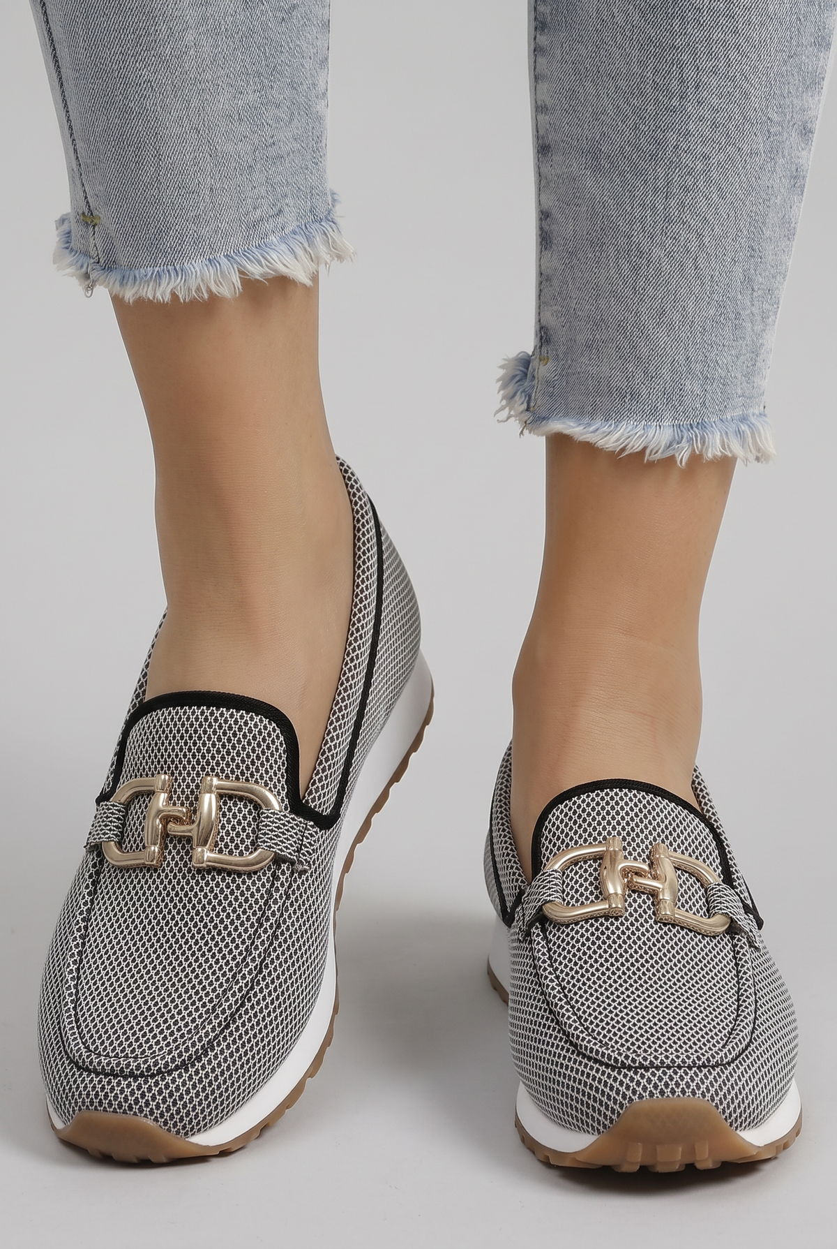 Mocassins femininos mesh texturizado slip-on com hardware metálico decorativo