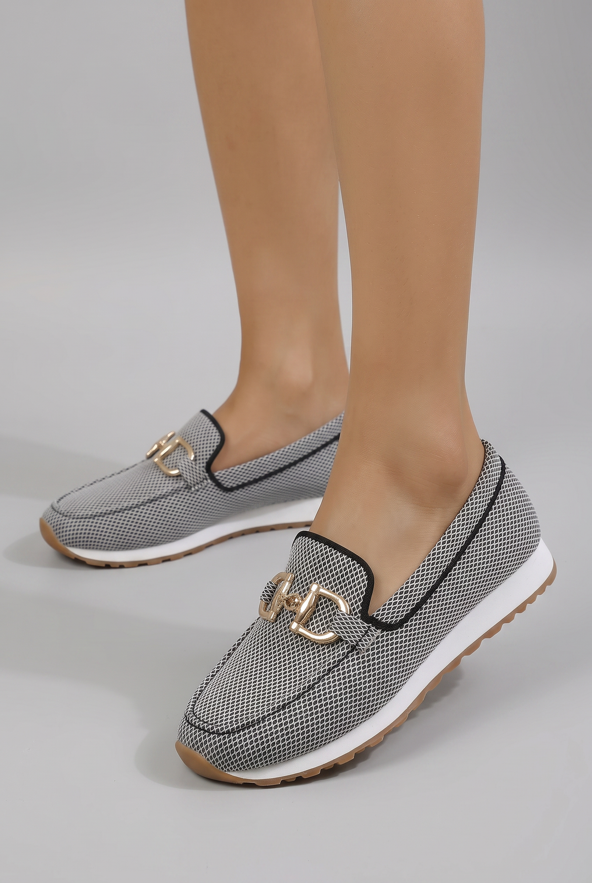 Mocassins femininos mesh texturizado slip-on com hardware metálico decorativo