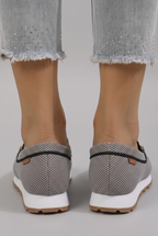 Mocassins femininos mesh texturizado slip-on com hardware metálico decorativo