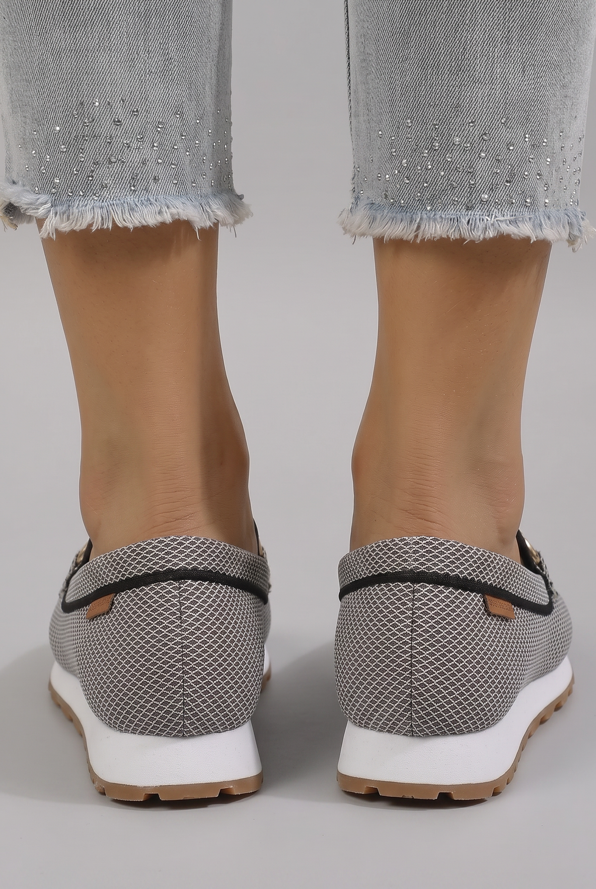 Mocassins femininos mesh texturizado slip-on com hardware metálico decorativo