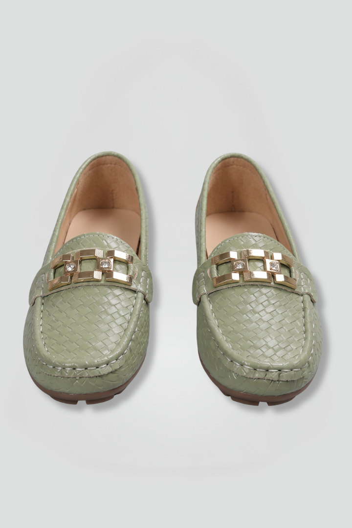 Mocassins femininos slip on bico redondo com textura imitação couro e detalhe metálico