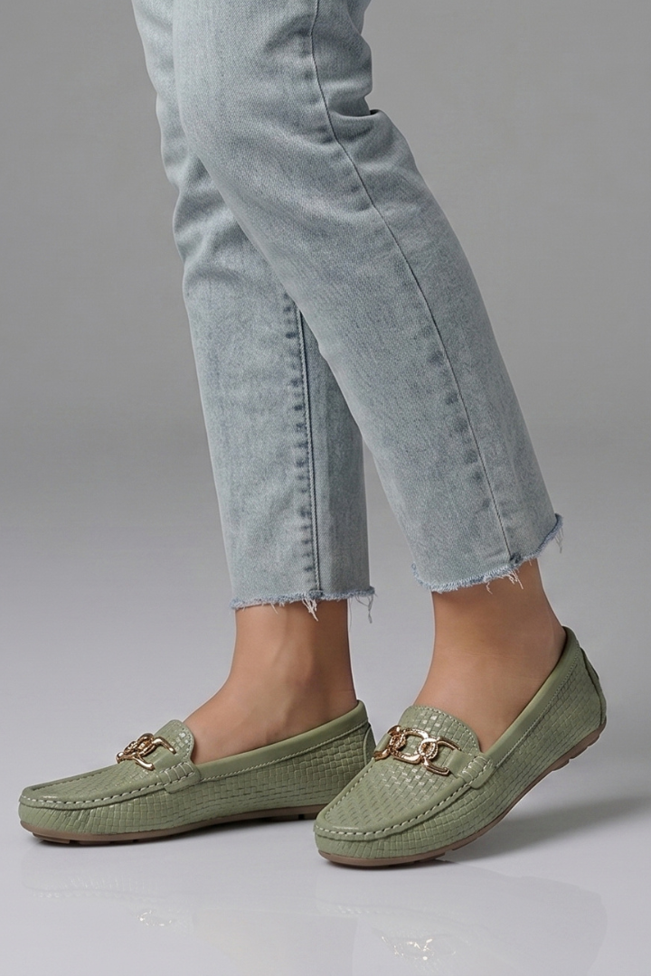 Mocassins femininos slip on bico redondo com textura imitação couro e detalhe metálico