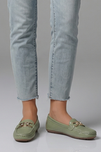 Mocassins femininos slip on bico redondo com textura imitação couro e detalhe metálico