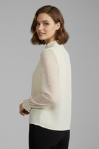 Blusa feminina manga longa com decote franzido e mangas texturizadas