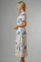 Vestido midi feminino floral com decote V e manga curta silhueta evasê