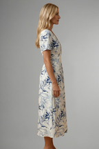 Vestido midi feminino floral com decote V e manga curta silhueta evasê