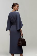 Vestido midi feminino manga larga com cinto na cintura e decote redondo