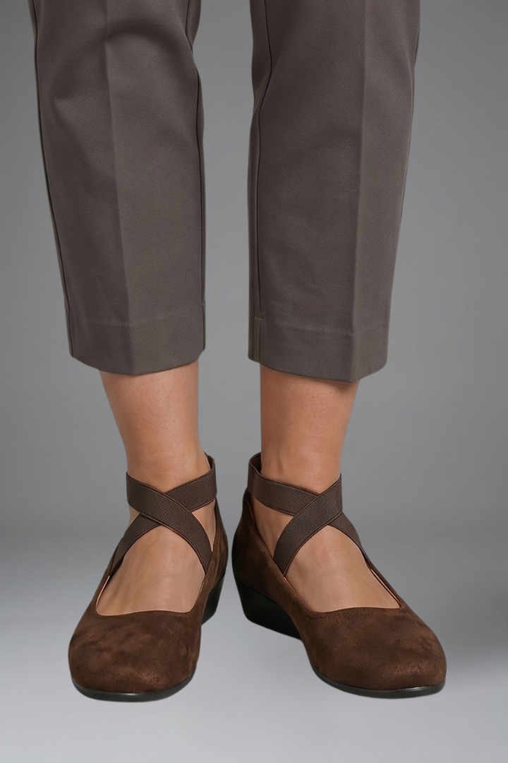 Sapatos rasos ortopédicos femininos slip-on com elásticos cruzados e bico redondo