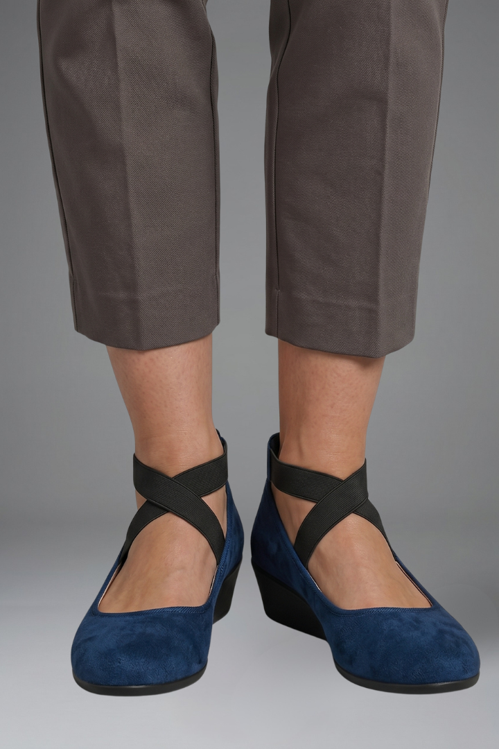 Sapatos rasos ortopédicos femininos slip-on com elásticos cruzados e bico redondo
