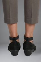 Sapatos rasos ortopédicos femininos slip-on com elásticos cruzados e bico redondo