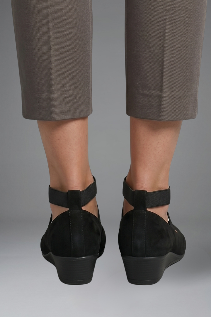 Sapatos rasos ortopédicos femininos slip-on com elásticos cruzados e bico redondo