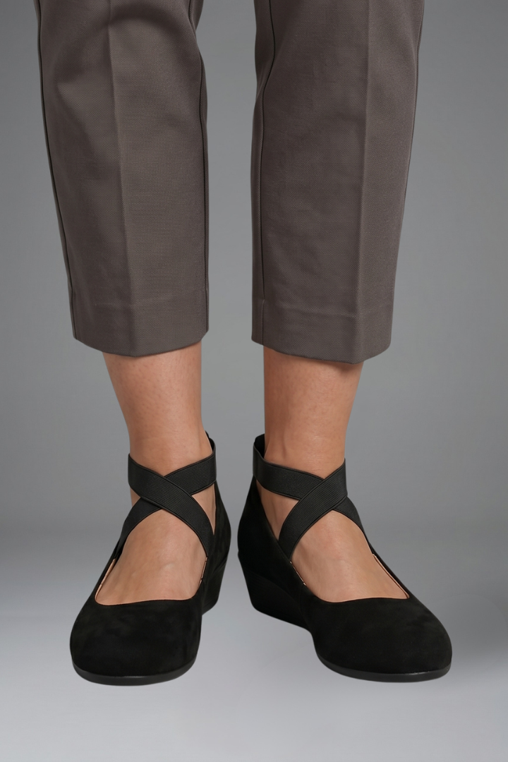 Sapatos rasos ortopédicos femininos slip-on com elásticos cruzados e bico redondo